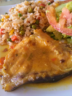 Una foto de Pescado Amarillo en salsa y ensalada con aderezo de aguacate