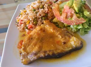 Una foto de Pescado Amarillo en salsa y ensalada con aderezo de aguacate