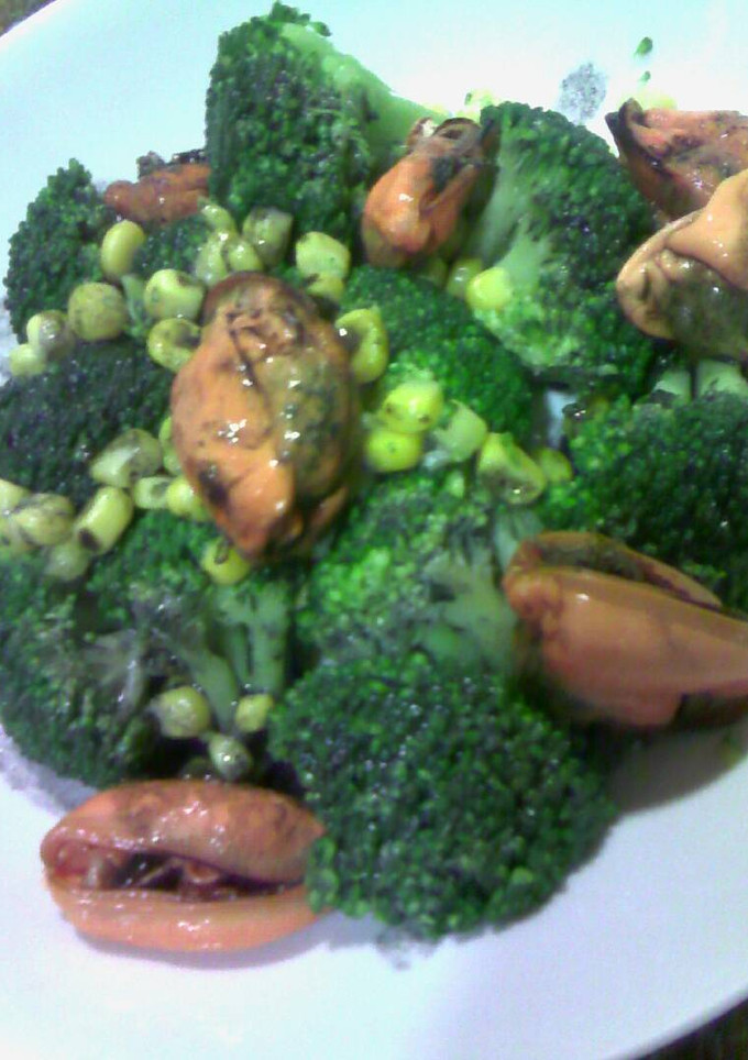 Una foto de Ensalada de brócoli con mejillones y vinagreta de tinta de sepia