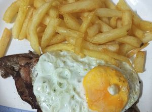 Una foto de Chivito al Plato