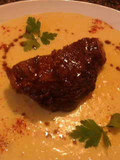 Una foto de Tapa de asado al horno con salsa de soja y puré mixto
