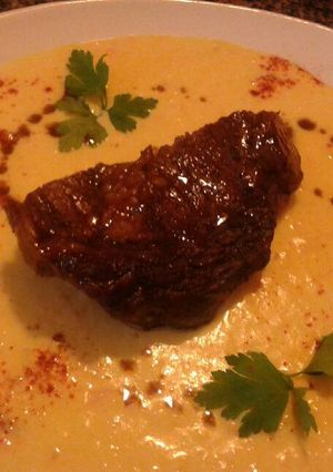 Una foto de Tapa de asado al horno con salsa de soja y puré mixto