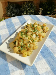 Una foto de Patatas al ajillo