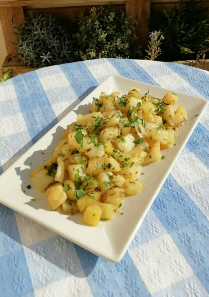 Una foto de Patatas al ajillo