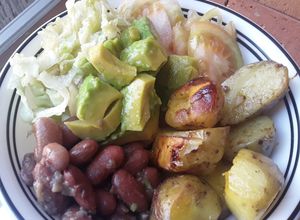 Una foto de Papas en cascos🥔🍟 doradas en olla a presión!!!