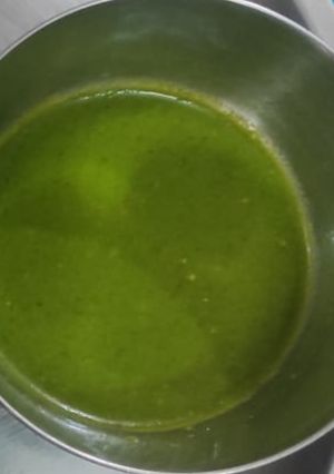 धनिया पुदीने की हरी चटनी(dhaniya pudine ki hari chutney recipe in hindi) रेसिपी मुख्य फोटो