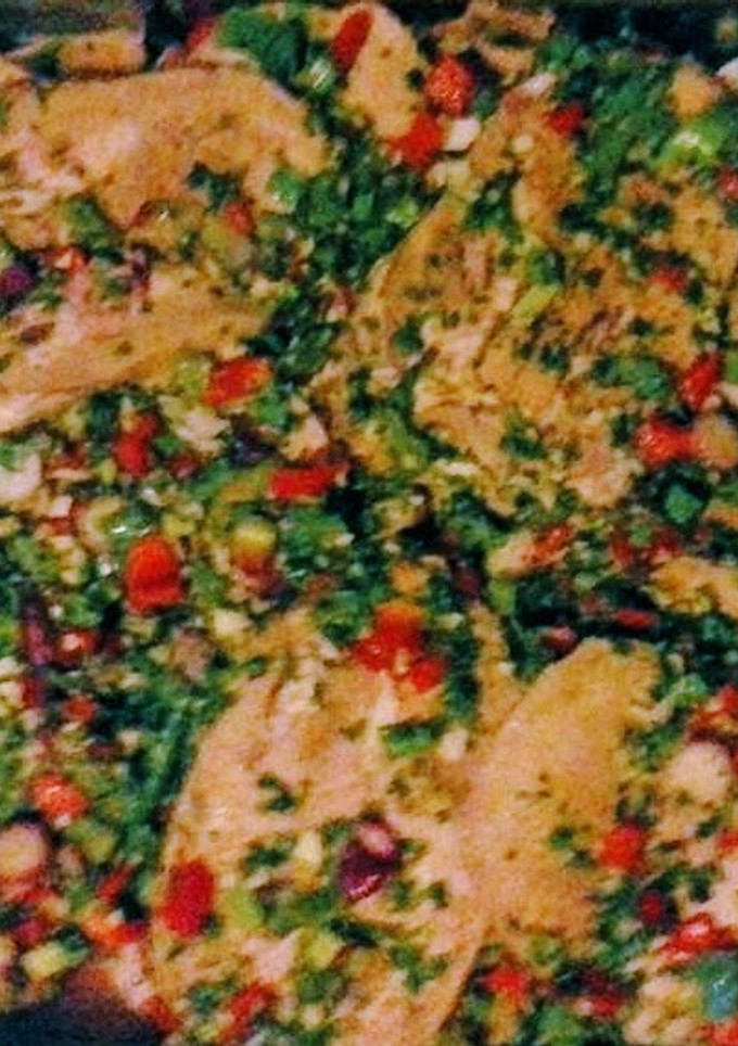 Una foto de Lengua con salsa criolla