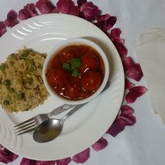 A picture of Greavy Manchurian with matar pulav.