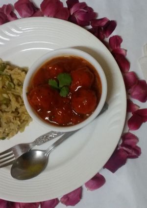 A picture of Greavy Manchurian with matar pulav.