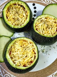 Una foto de Calabacines redondos rellenos de verduras y queso