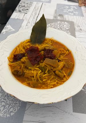 Una foto de Fideos a la cazuela con setas de cultivo pollo y gamba