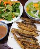 Cá kèo lăn bột mè đen chiên giòn