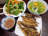 Cá kèo lăn bột mè đen chiên giòn