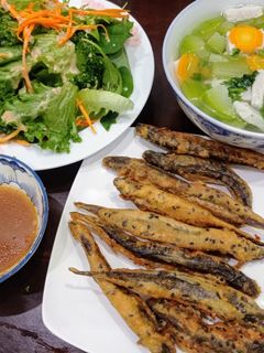 Hình của món Cá kèo lăn bột mè đen chiên giòn.