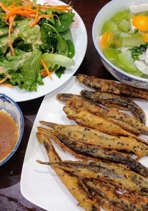 Hình của món Cá kèo lăn bột mè đen chiên giòn.