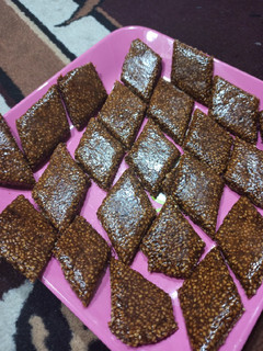 तिळाची चिक्की (tidachi chikki recipe in marathi) रेसिपी चे मुख्य फोटो