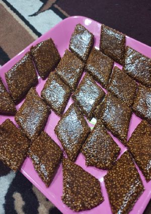 तिळाची चिक्की (tidachi chikki recipe in marathi) रेसिपी चे मुख्य फोटो 