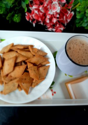 A picture of Jowar flour namak pare.