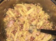 Una foto de salsa cheddar con panceta