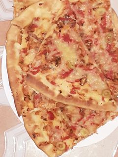 صورة لوصفة بيتزا بالجبن المفروم روعة 😋😋