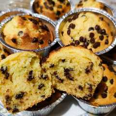 A picture of Muffin all' arancia e gocce di cioccolato.
