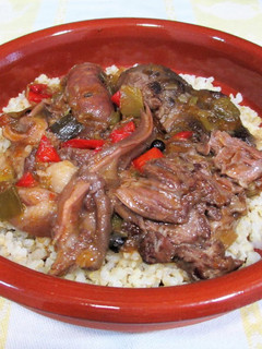 Una foto de Zarzuela especiada de oreja, mejilla, galtas y chorizos de cerdo al vino rosado