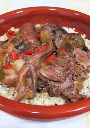 Foto principal de Zarzuela especiada de oreja, mejilla, galtas y chorizos de cerdo al vino rosado
