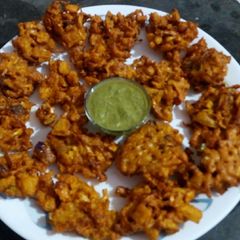 A picture of Egg-vegetable pakoda.