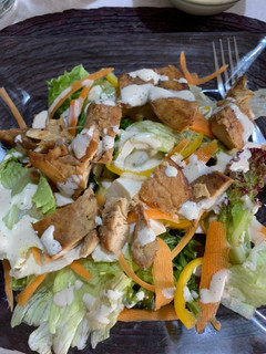 Una foto de Ensalada de pollo con aderezo casero de parmesano