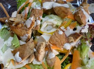 Una foto de Ensalada de pollo con aderezo casero de parmesano