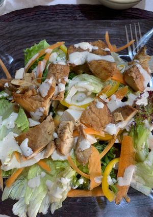 Una foto de Ensalada de pollo con aderezo casero de parmesano