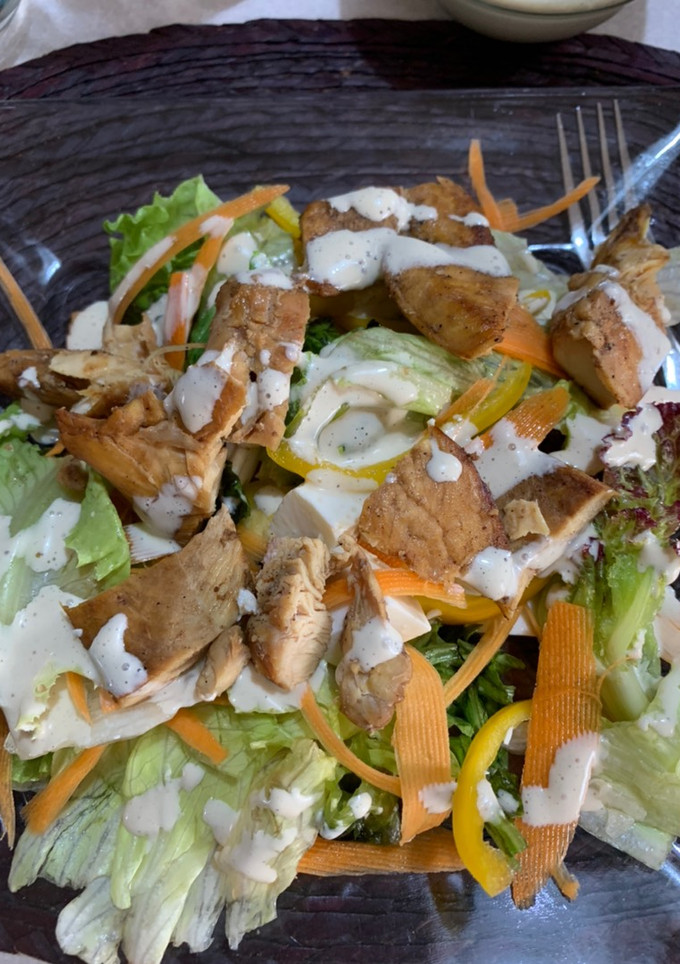 Una foto de Ensalada de pollo con aderezo casero de parmesano