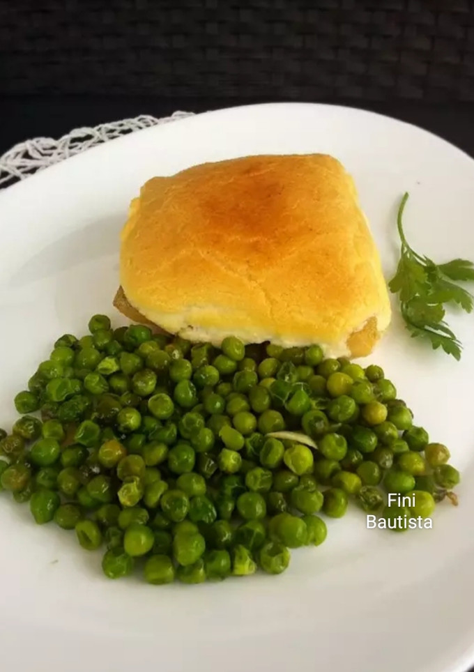 Una foto de Bacalao gratinado con guisantes