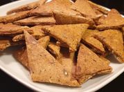 Una foto de crackers harina de arroz