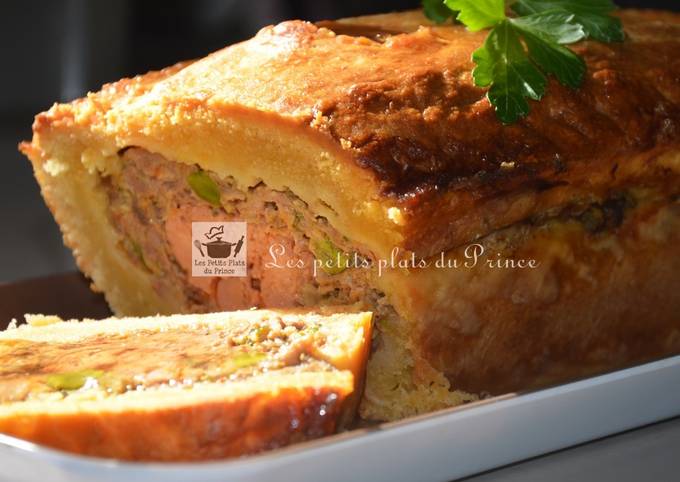 Pâté de canard en croûte avec un cœur de foie gras