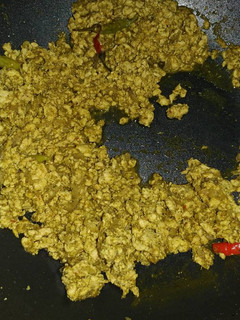 A picture of Minced chicken with green sauce.