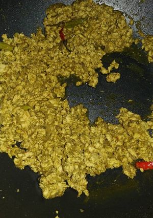 A picture of Minced chicken with green sauce.