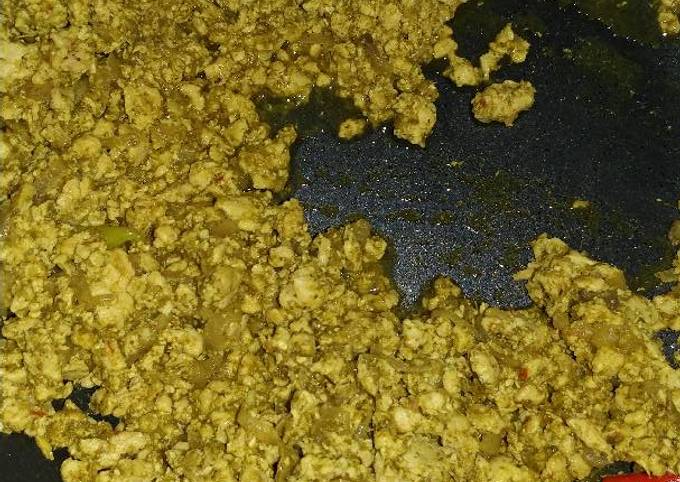 Minced chicken with green sauce