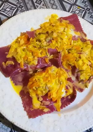 Una foto de Ravioles de remolacha, rellenos de pollo y verduras