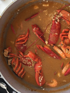 Una foto de Arroz caldoso de bogavante, calamar sepia y langostinos 🍤