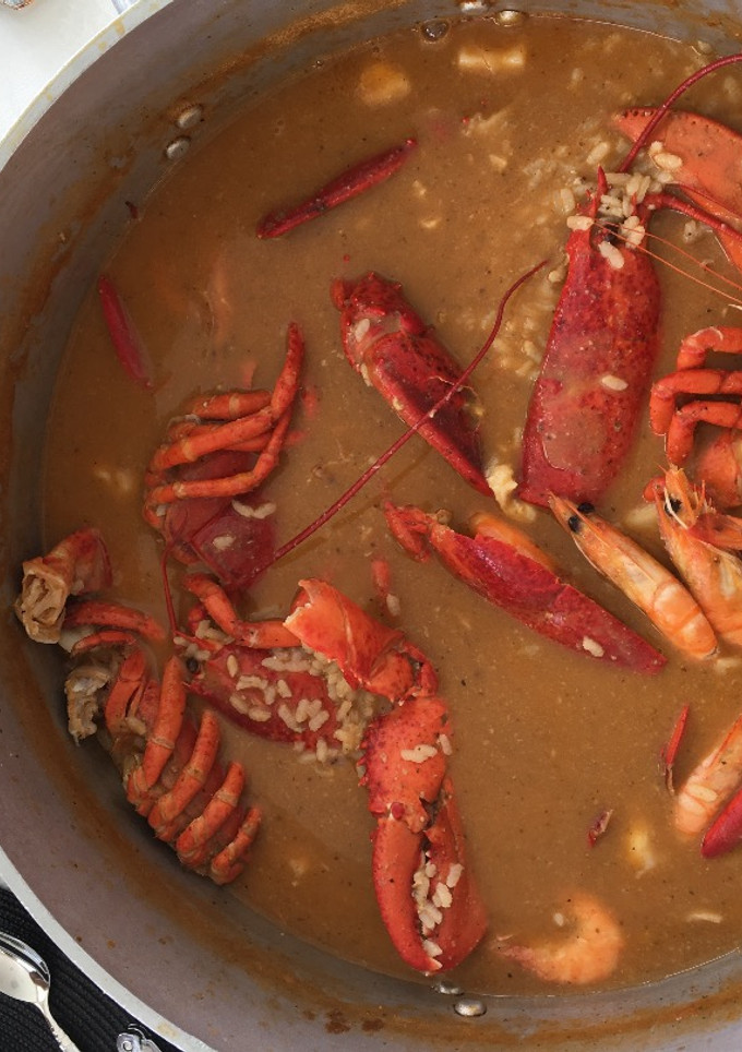 Una foto de Arroz caldoso de bogavante, calamar sepia y langostinos 🍤