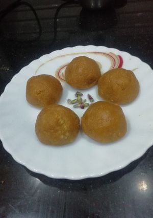 A picture of Besan ke ladoo.