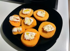 Una foto de Ensalada de persimon con rulo de cabra