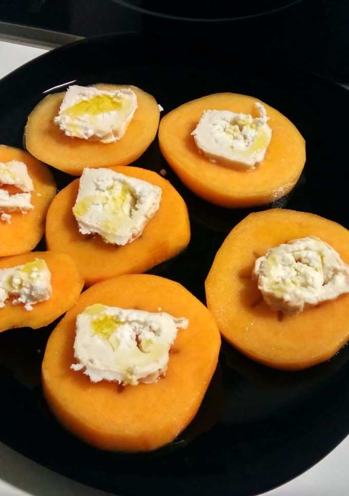 Una foto de Ensalada de persimon con rulo de cabra
