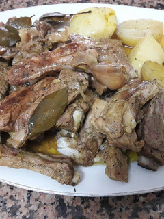 Una foto de Costillas con patatas