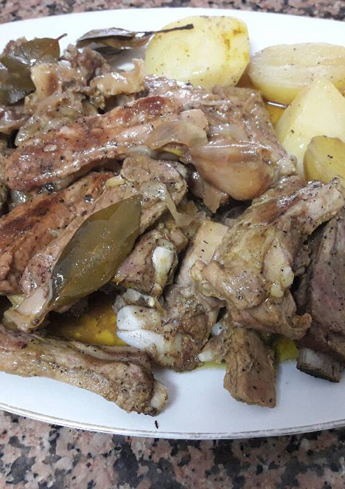 Una foto de Costillas con patatas