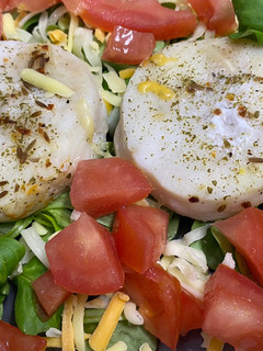 Una foto de Merluza con ensalada Lékué fácil y rápida