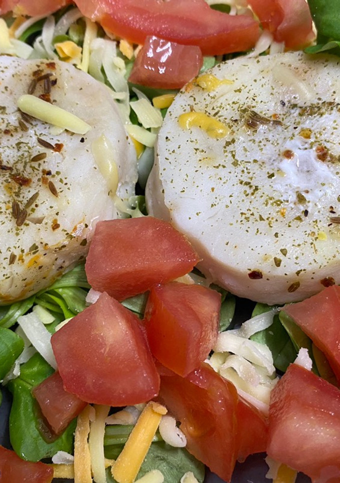 Una foto de Merluza con ensalada Lékué fácil y rápida