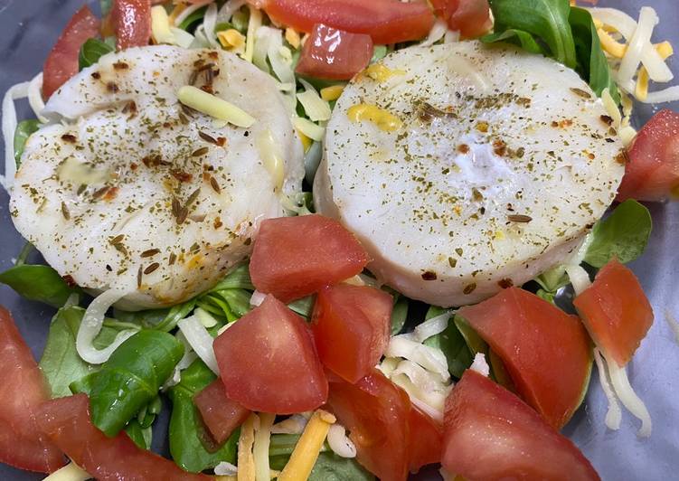 Merluza con ensalada Lékué fácil y rápida