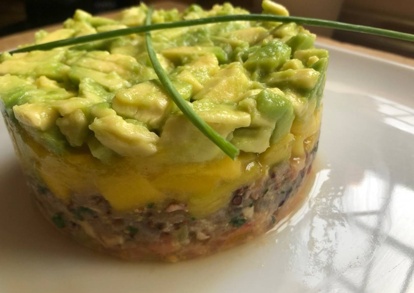 Tartar de atún y pulpo con aguacate y mango